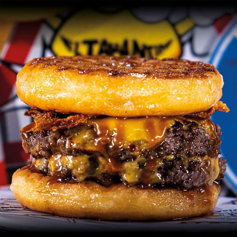 Hamburguesa toque de queda con dos donuts gofrados de pastelería Ioan