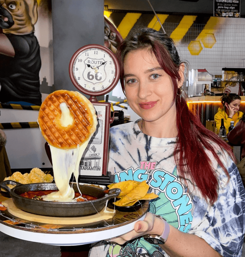 Kelly influencer enseñando uno de los postres de El Tarantín Chiflado