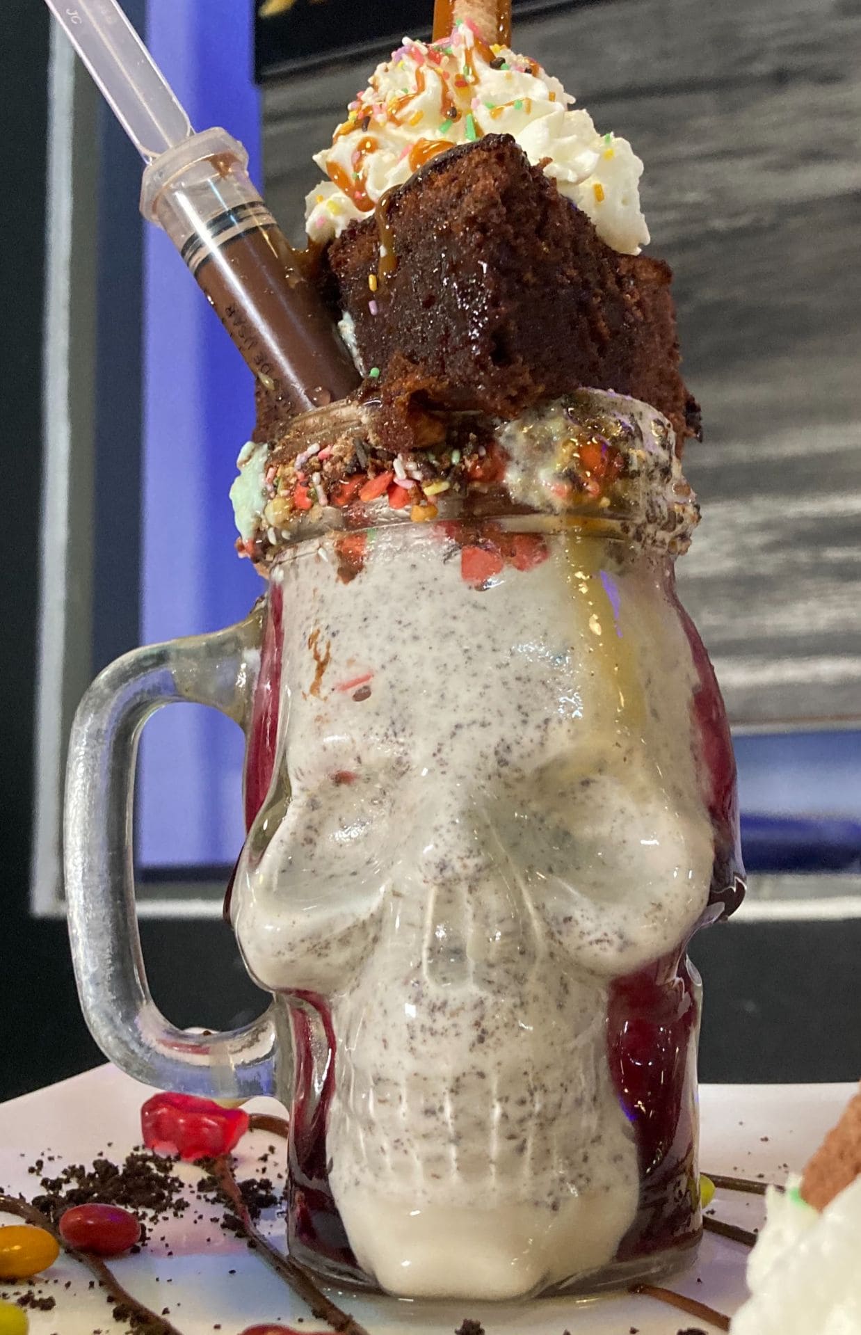 La bomba de la casa es un postre a base de helado y otros ingredientes elaborado por El Tarantín Chiflado